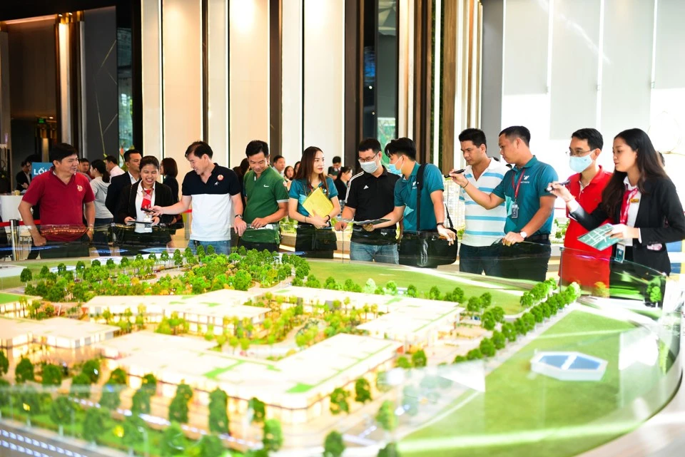 Từ 1/8, môi giới bất động sản không còn được hành nghề tự d